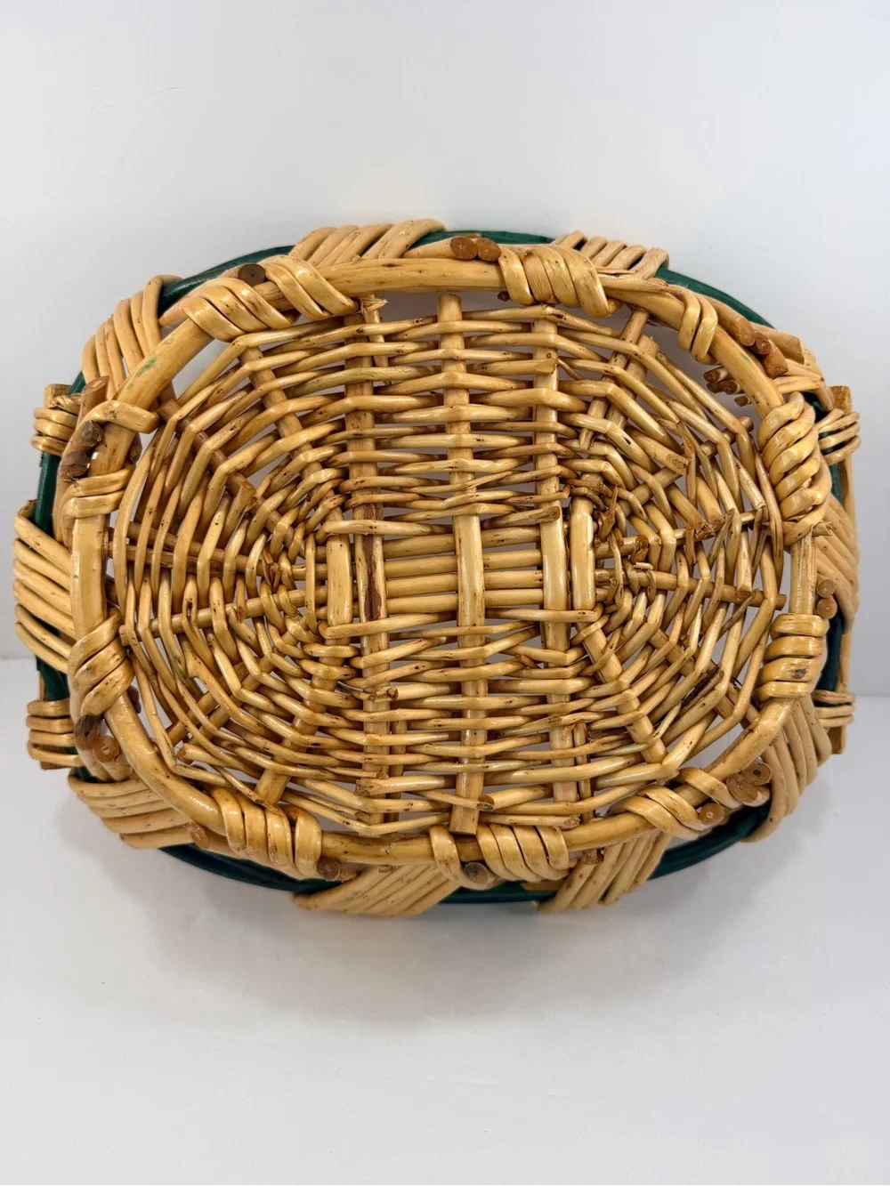 VTG Sunburst Wicker Centerpiece - Large 17